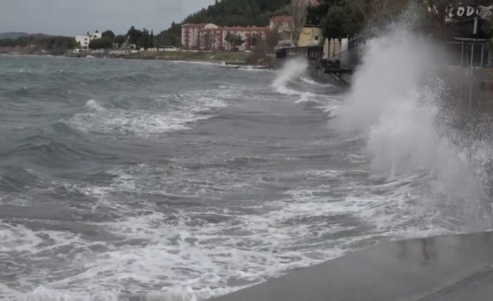 Çanakkale’de lodos fırtınası deniz ulaşımını olumsuz etkiliyor