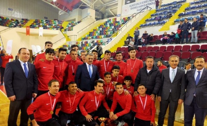 Cunda MTAL futbol takımı Ayvalık’ın gururu oldu