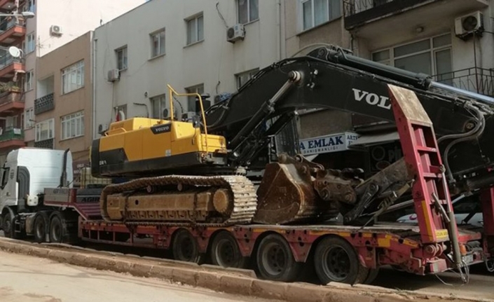 Dev iş makinesi şehir içi trafiği aksattı