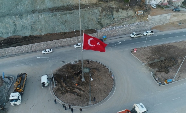 Dursunbey İlçe Girişine Dev Türk Bayrağı