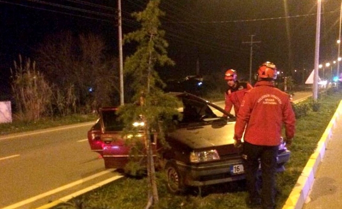 Edremit’te özel araç orta refüje çıktı