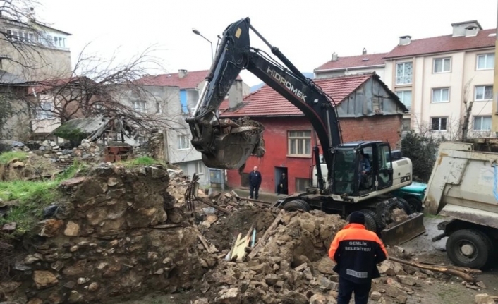 Gemlik Belediyesi’nden metrûk bina temizliği