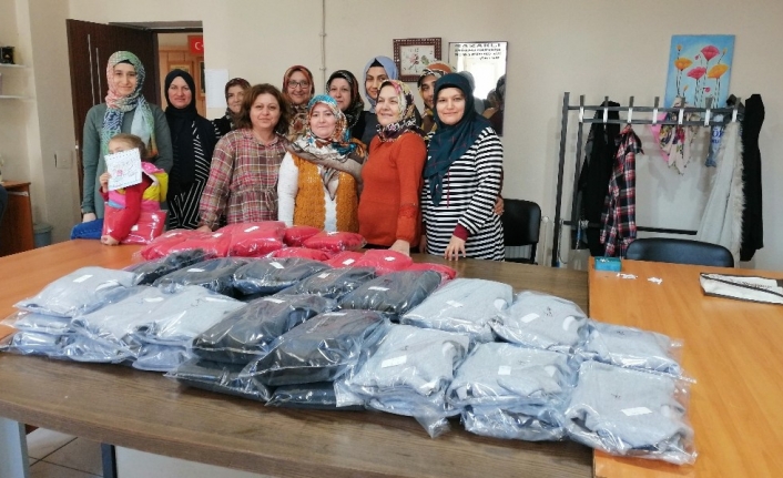 HEM kursiyerleri İdlip’teki çocuklar için elbise dikti
