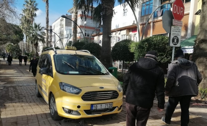 Hidrolik bariyer ticari bir taksiye zarar verdi