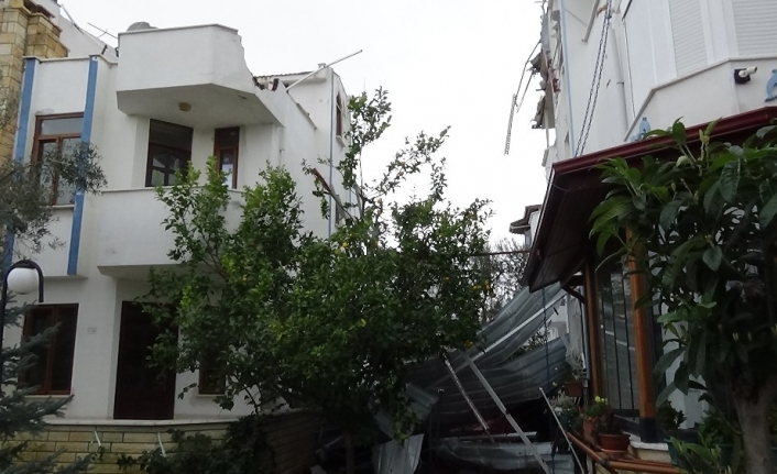 Hortum çatıları uçurdu, 6 bina hasar gördü