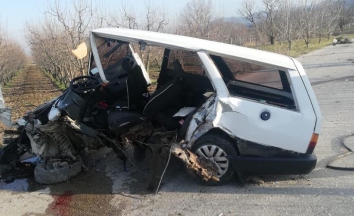 İki otomobil kafa kafaya çarpıştı: 1’i ağır 4 yaralı