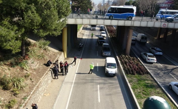 İntihara teşebbüs eden vatandaş hareket halindeki otomobilin üstüne düştü