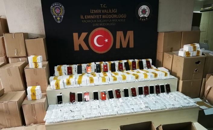 İş yerine gizlenmiş 4 bin 48 kaçak cep telefonu aksesuarı bulundu