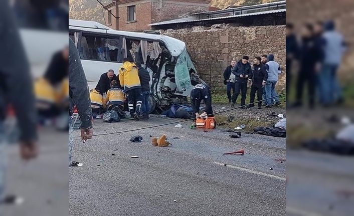 İzmir’de işçi servisi ile kamyon çarpıştı: 4 ölü, 8 yaralı
