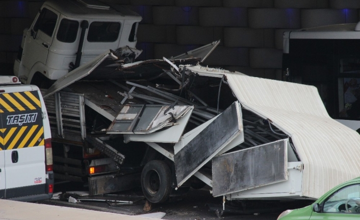 İzmir’de kamyon alt geçide sıkıştı; trafik akışı aksadı