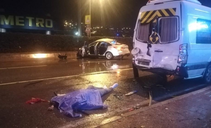 İzmir’de minibüse çarparak takla atan otomobil sürücüsü öldü