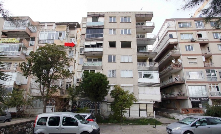 İzmir’de yan yatan bir bina riskli olduğu gerekçesiyle boşaltıldı