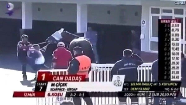 İzmir’de yarış atına şiddet anı canlı yayına yansıdı: TJK’dan kınama geldi