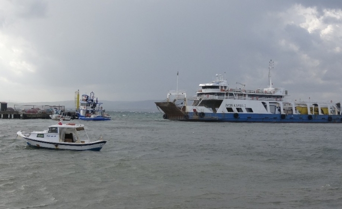 Karaya oturan feribotu kurtarma çalışmaları için fırtınanın etkisini kaybetmesi bekleniyor