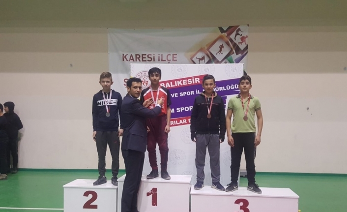 Kepsutlu öğrenciler bilek güreşinde başarılı oldu