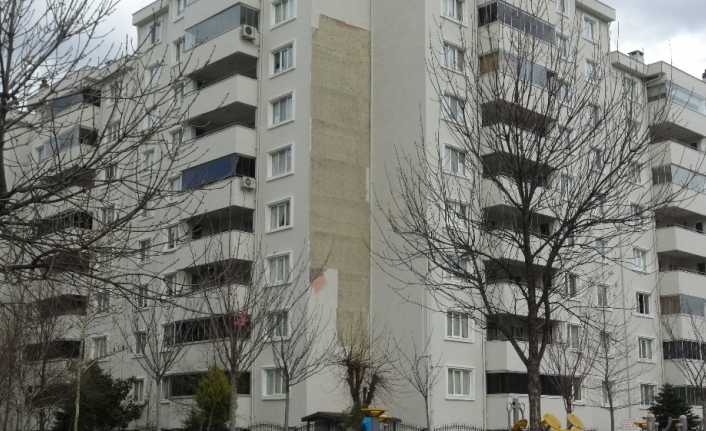Lodos apartmanın dış cephesini söktü