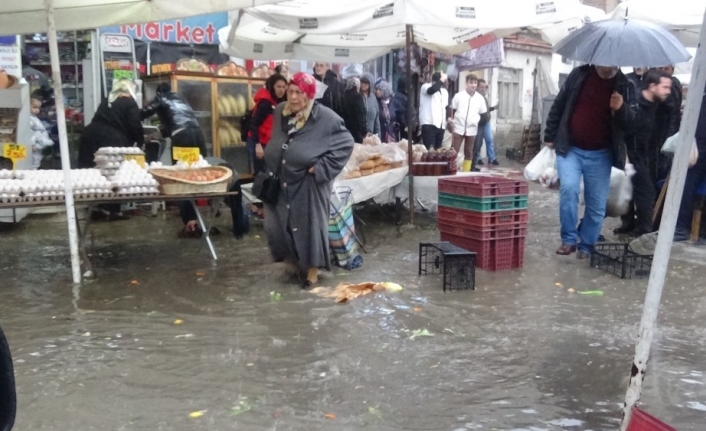 Lodos ve aşırı yağış su baskınlarına sebep oldu