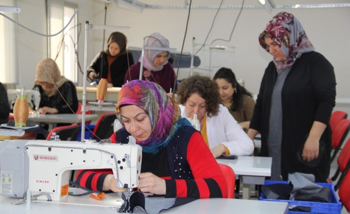 Masal gibi projede anneler meslek öğreniyor, çocukları sosyalleşiyor