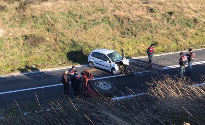 Otomobille traktör kafa kafaya çarpıştı: 1 ölü, 1 yaralı
