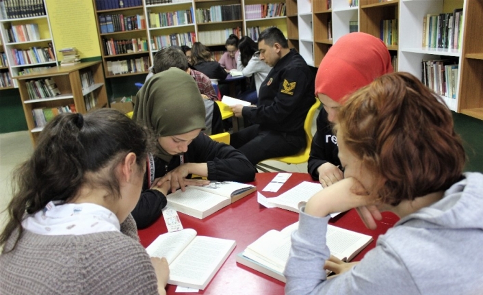 Bu ilçede bütün idareciler öğrencilerle beraber kitap okuyor