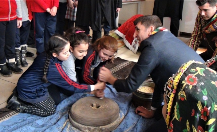 Okula taş değirmen geldi, minik öğrenciler un ve bulgur öğüttü