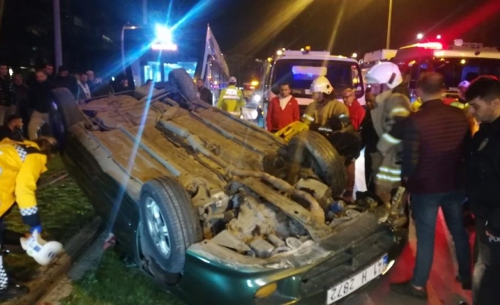 Takla atan otomobil tramvay yoluna devrildi: 2 yaralı
