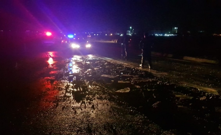 Tire’de aşırı yağıştan asfalt yolda çökmeler oluştu
