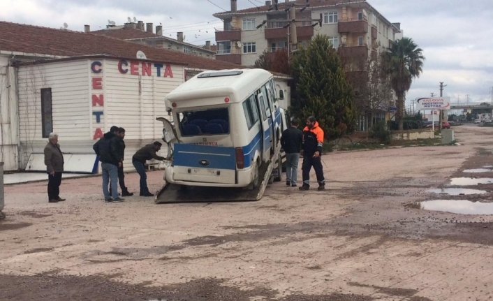 Yalova’da kamyonet minibüsle çarpıştı: 6 yaralı