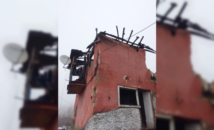 Yangında zarar gören bina yıkıldı