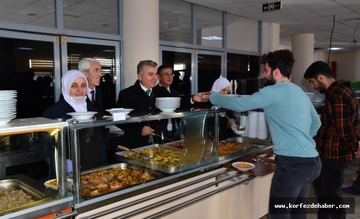 Yemek dağıttı, müjde verdi