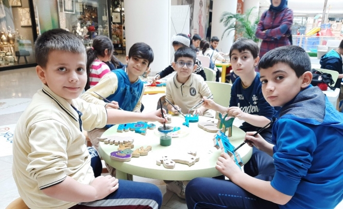 Ahşap oyuncakları hayallerindeki renklere boyadılar