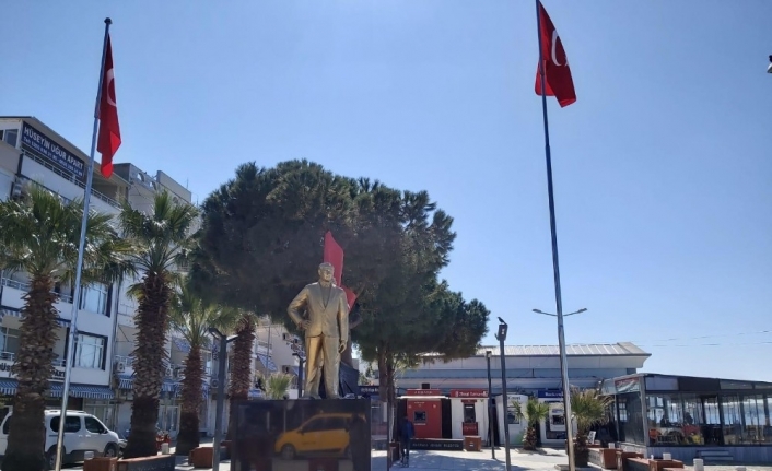 Avşa’da Atatürk Heykeli yeni yerine taşındı