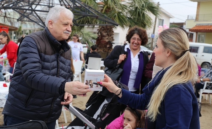 Başkan Deveciler’den kadınlara çiçek ve fular jesti