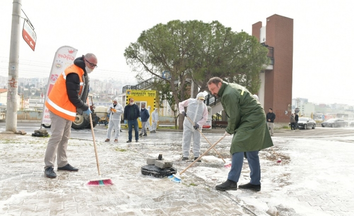 Bir belediye başkanı sokakları yıkadı, diğer başkan sokakları ilaçladı