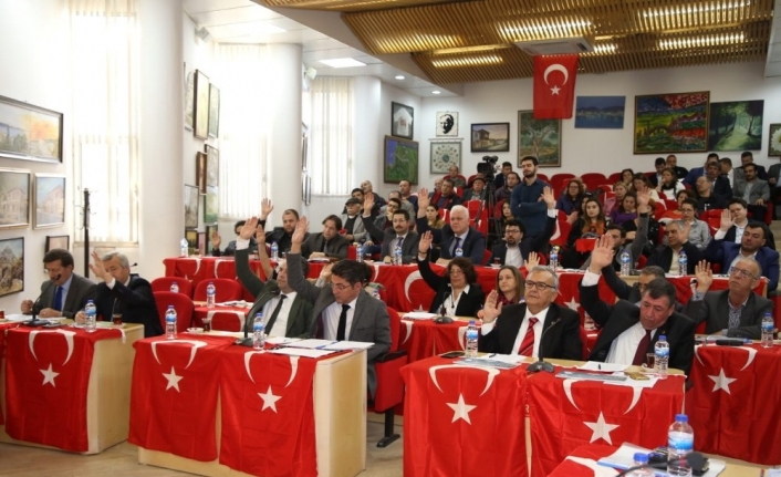 Burhaniye’de Belediye Meclisinden şehitlere anma