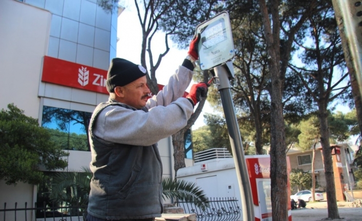 Burhaniye’de Hürriyet Caddesi ışıl ışıl oldu