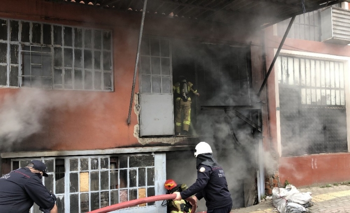 Bursa’da 3 katlı tekstil atölyesinde yangın