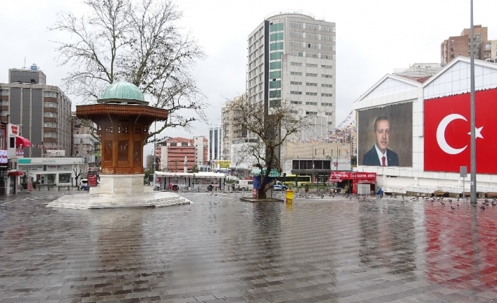 Bursa’da meydanlar güvercinlere kaldı