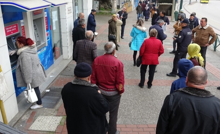 Bursa’da yaşlılar banka kuyruklarında