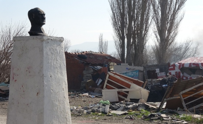 Çanakkale’de Atatürk büstü çöpler içinde kaldı