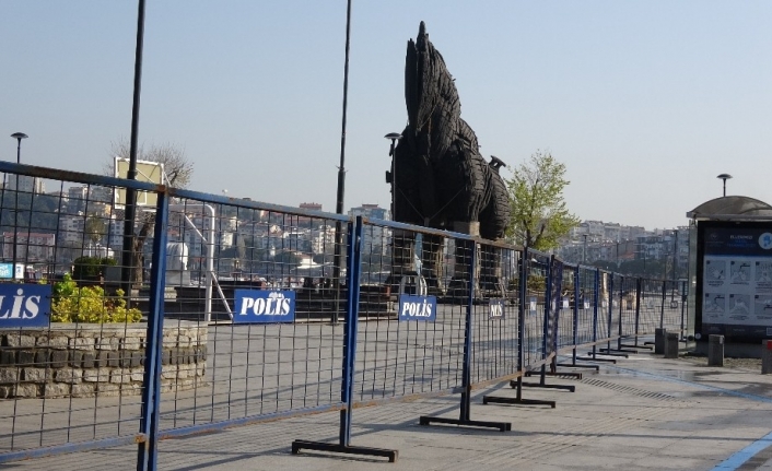 Çanakkale’de sahil boyu bariyerlerle kapatıldı