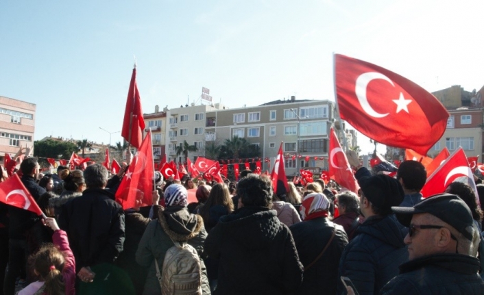 Çanakkale’de yüzlerce kişi şehitler için düzenlenen bayrak yürüyüşüne katıldı