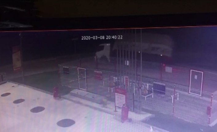 Damperi açılan odun kamyonu düz yolda böyle devrildi