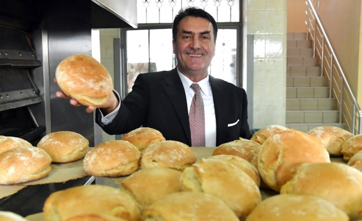 Dürdane Teyze, torunları için sıcak ekmek taşıyor