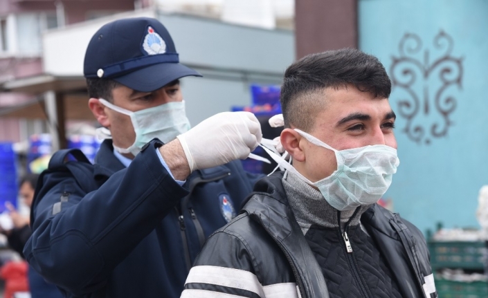 Dursunbey’de pazarcıcılara maske ve eldiven dağıtıldı