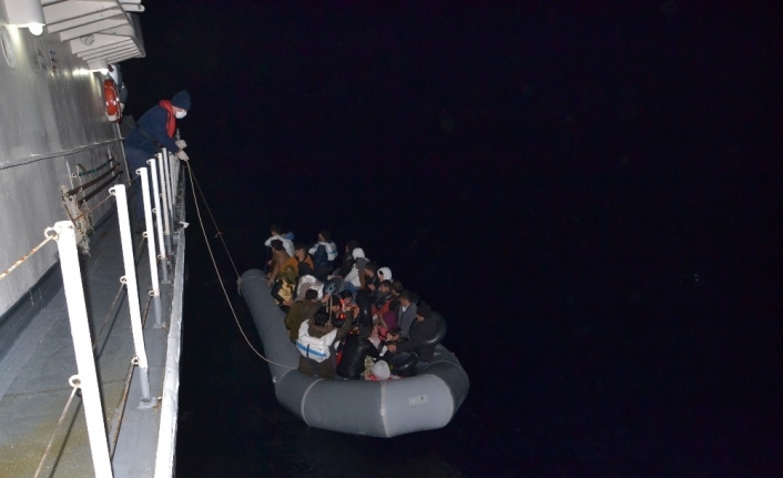 Düzensiz göçmenlerin yardım çağrısına Sahil Güvenlik koştu