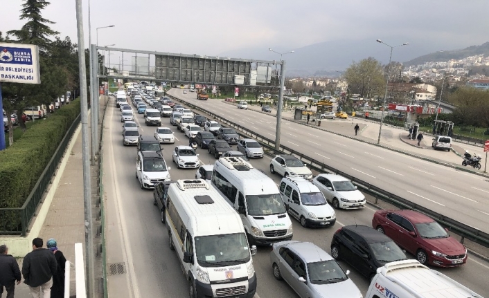 "Evde kal" çağrısına uymayanlar trafiği kilitledi