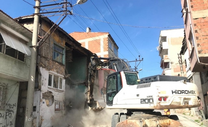 Gemlik’te metruk bina yıkımı devam ediyor