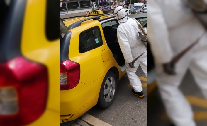 Gezici ekipler taksileri ve durakları ilaçlıyor