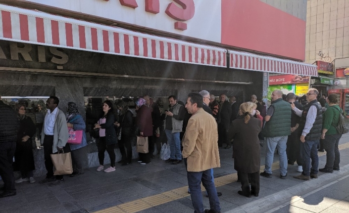 İzmir’de kolonya kuyruğu